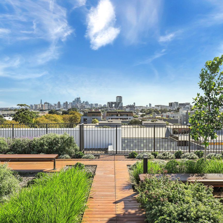 Beautifully Designed Two bedroom Apartment with City Views - Photo 1