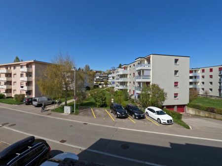 Deine neue Familiewohnung - mit Balkon, grosse Fenster, sonnig, Grillplatz, grosse Spielwiese! - Photo 2