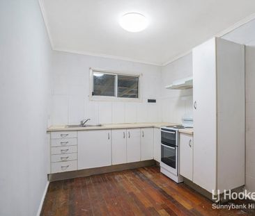 LOVELY FAMILY HOME IN ACACIA RIDGE - Photo 4