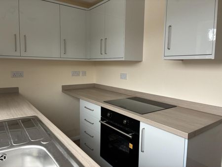 2 bedroom Flat To Let - Photo 5