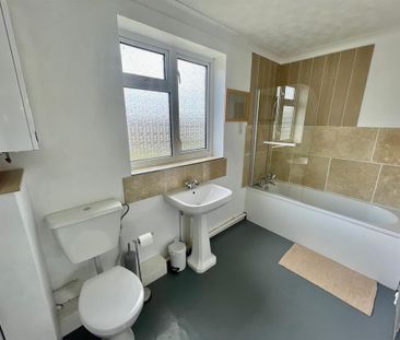 3 bedroom detached house to rent - Photo 2