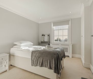 A handsome five-bedroom house in Wimbledon Village - Photo 6