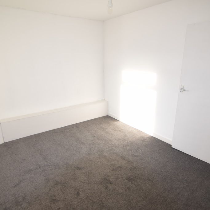 To Let 1 Bed Flat - Photo 1