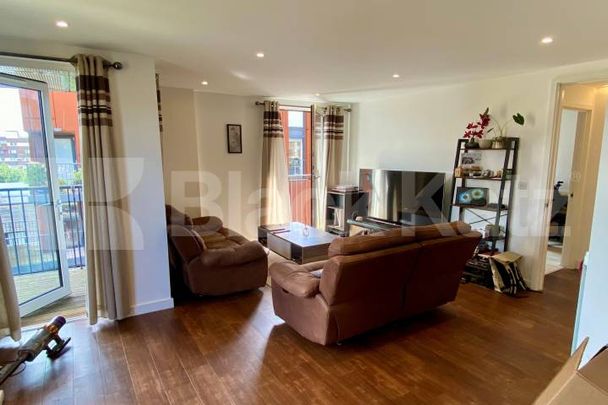 Flooded with natural light & boasting size, quality & location - Photo 1