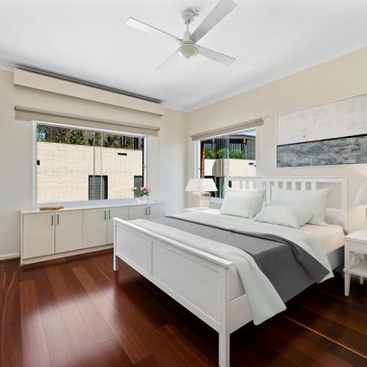 Harbourside apartment with spectacular views and parking - Photo 1