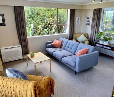 Perched above all - A St Clair gem - Photo 1