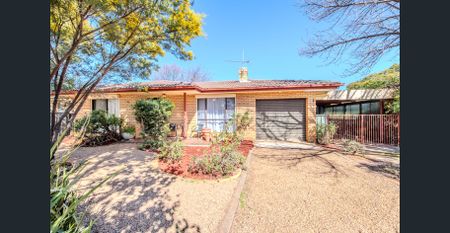 Three Bedroom Family Home in a Quiet, Established Neighbourhood - Photo 3