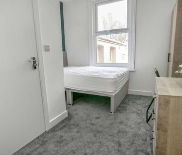 Beautifully Presented 6 bedroomed property - Photo 2