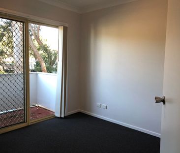 Spacious townhouse within 200m to waterfront and local shops! - Photo 3