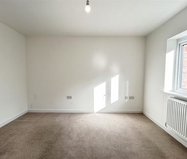 2 Bedroom House - Mid Terrace To Let - Photo 4