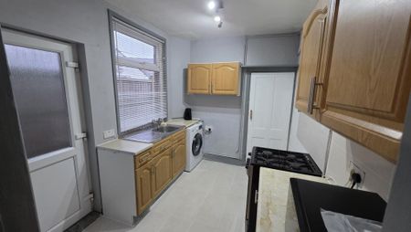 3 bedroom terraced house to rent - Photo 5