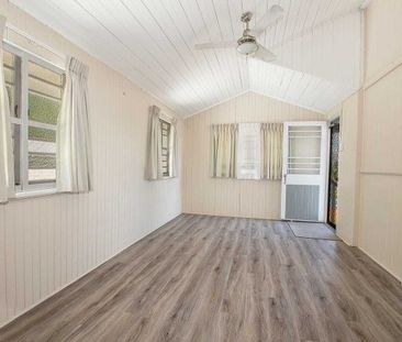 Quiet Two Bedroom with Yard Near the CBD - Photo 4