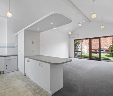 This Richmond house has all the comfort, character and convenience! - Photo 2