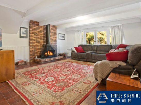 Spacious modern three bedrooms plus one big study room & Outdoor pool and stunning private garden & Furnitures option & Energy saver with solar panel - Photo 1