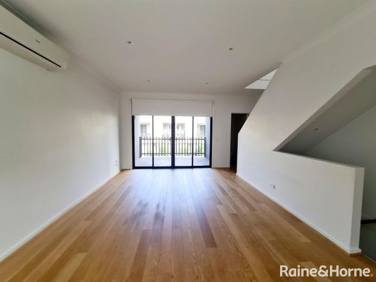 MODERN LIVING - Photo 1