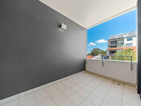Large One Bedroom + Balcony - Photo 5