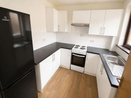 2 bedroom flat to rent - Photo 2