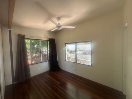 Renovated Coastal Home in Prime Eimeo Location - Photo 5