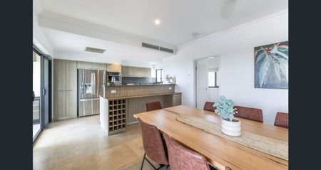 EXECUTIVE THREE-BEDROOM APARTMENT WITH OCEAN VIEWS - Photo 5