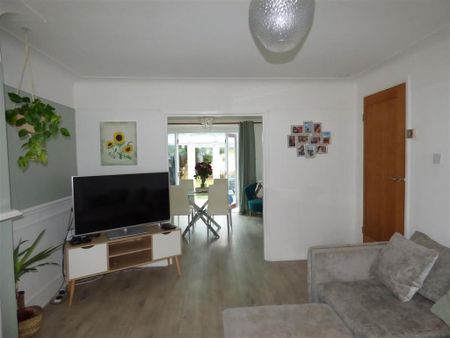 3 bedroom semi-detached house to rent - Photo 2