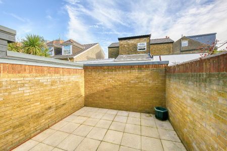 4 bedroom semi-detached house to rent - Photo 5