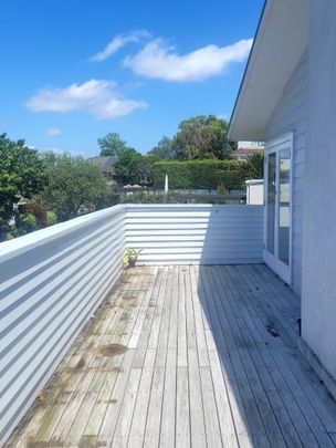 Beautiful light and bright home in Northcote. - Photo 1