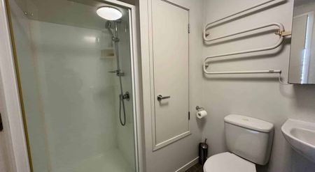 Tidy, conveniently located studio apartment in... - Photo 4