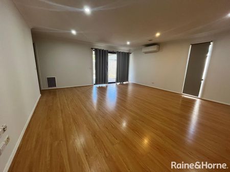 11 Regent Close, Burnside Heights, VIC 3023 - Photo 3