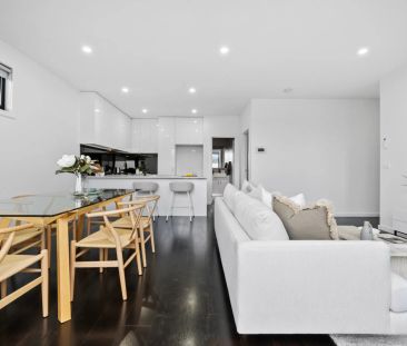 Light Filled Luxury - Photo 3