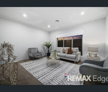 Exquisite Double-Storey Home with Modern Elegance - Photo 3