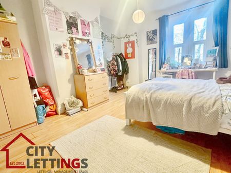 3 Bedroom Flat - Photo 2