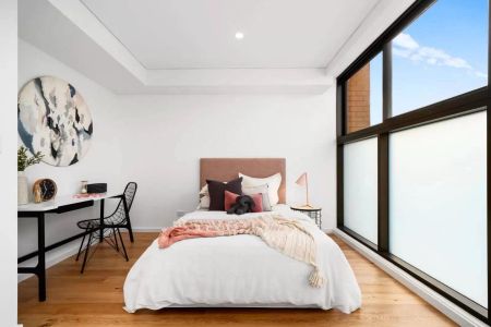 Stunning Designer 4 Bedroom Townhouse with LUG, Ultra Convenient Location, 9 Month Lease - Photo 5