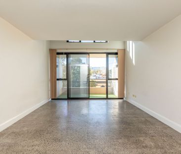 Sun-lit and Spacious Top Floor Apartment - Photo 2