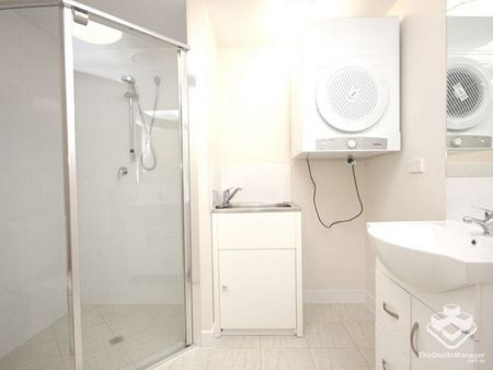 Modern & Spacious Two-Bedroom Apartment in Mount Gravatt East - Photo 4