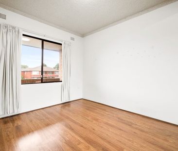 North-Facing Top-Floor 3 Bedrooms Retreat with Light, Space & Style - Photo 3