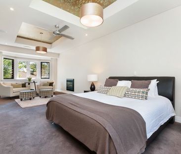 Immaculate Modern Contemporary 5 Bedroom Family Home - Photo 3