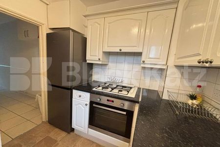 Bright & airy, freshly repainted throughout Mid-Century apartment. - Photo 4