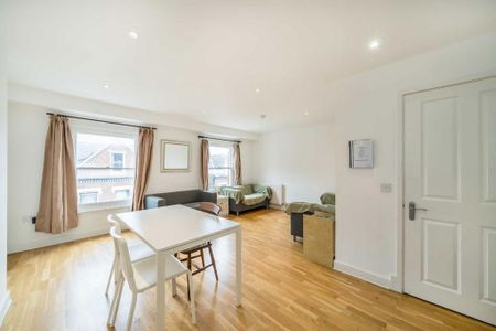 3 bedroom flat to rent - Photo 2