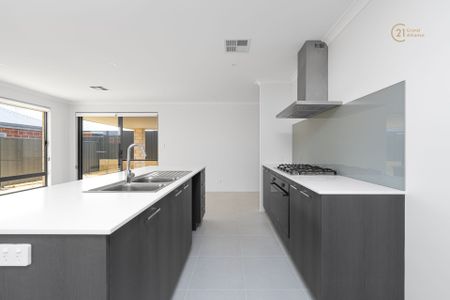 Great Size Family Home with Theatre Room &commat; &dollar;750 Per Week - Photo 4