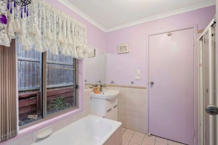 Nestled in one of Carrara's peaceful and family-friendly street, this delightful home is now available for rent. - Photo 5