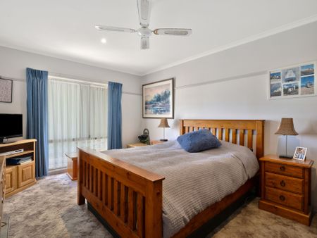 ESTABLISHED FAMILY HOME - Photo 5