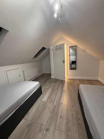 2 Bed Flat, Ilford, IG6 - Photo 4