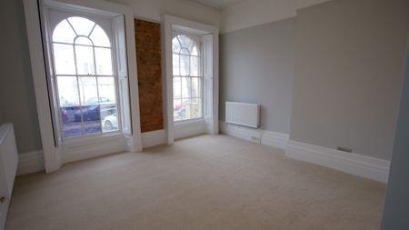 Flat 3, 3 Queens Parade, CHELTENHAM GL503BB - Photo 2