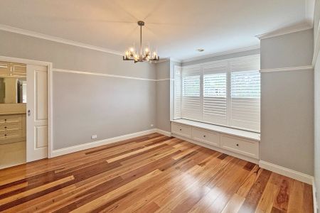 Stunning & Elegant - Photo 3