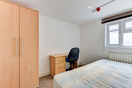 1 bedroom in a house share to rent - Photo 3