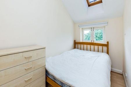 Located in Central Hackney a top floor 2 bedroom close to amenities - Photo 5