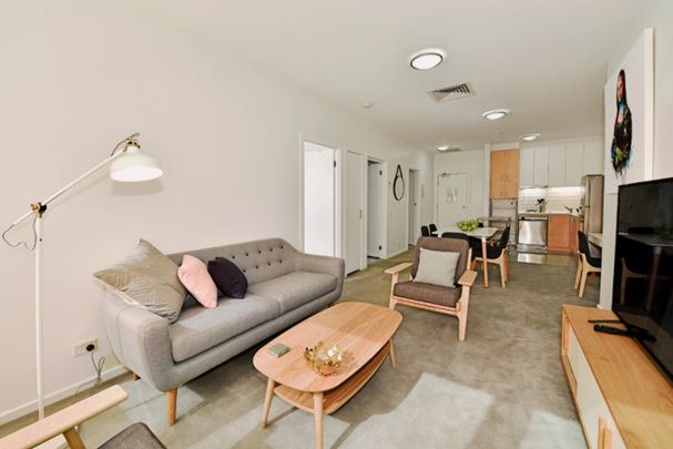 Snug 2-bedroom apartment near Melbourne Central Station - Photo 1