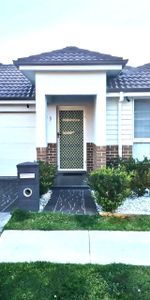 Stunning Single-Level Home Designed for Elegant Entertaining&excl; - Photo 4