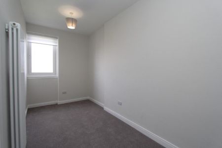 4 bedroom flat to rent - Photo 2