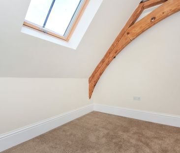 2 bedroom mews to rent - Photo 2